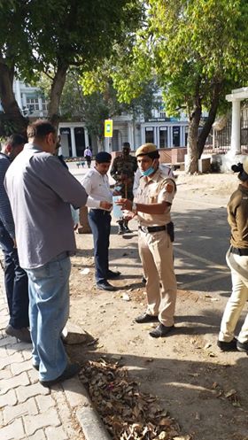 Traders Of Connaught Place Continue Feeding The Workers & Distributing Sanitizers