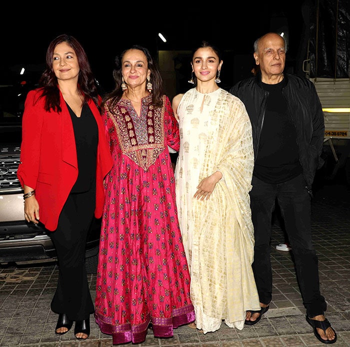 Alia bhatt with father Mahesh Bhatt & mother Soni Razdan.