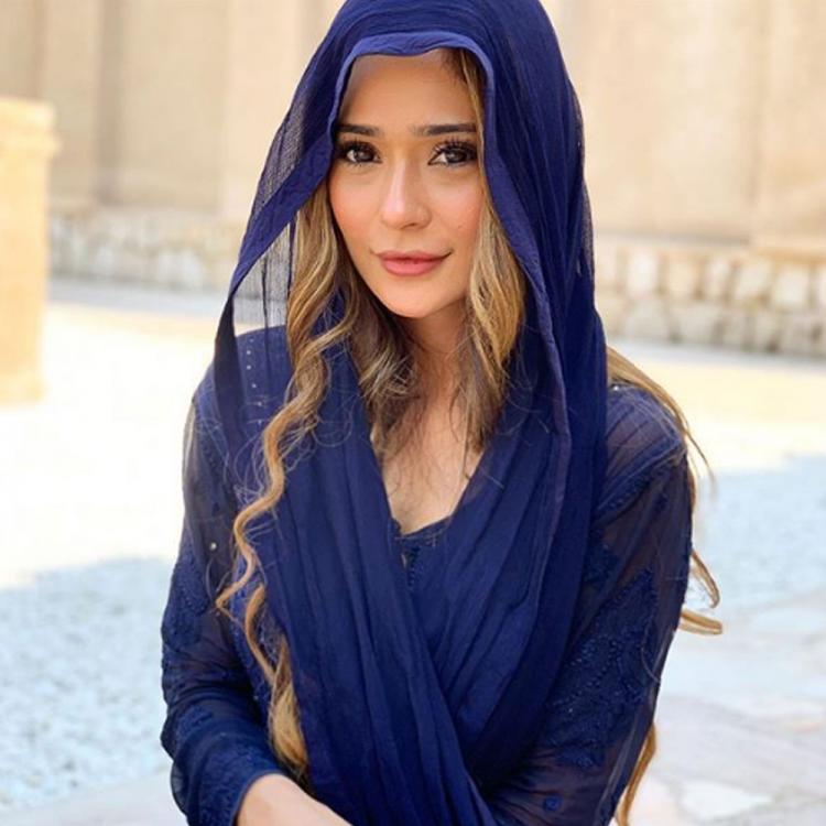 Actress Sara Khan