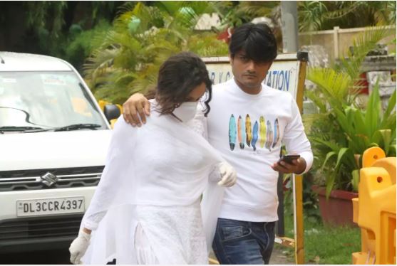Ankita-Lokhande-at-Sushant-Singh-Rajput-house-1