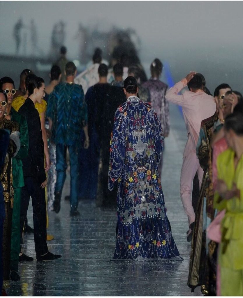 When Models Continue Walking The Ramp Despite Hailstorm Interrupts Dolce &  Gabbana Outdoor Show In Italy - Woman's era
