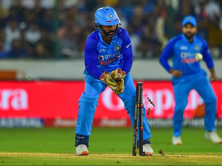 Sidney Filled with the Chant of 'Dhoni..Dhoni' in the Mistake of DK's Stumping