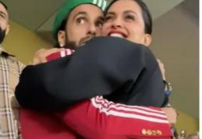 Ranveer Singh Says 'Asli Trophy Toh Mere Paas Hai' as He Hugs Deepika  Padukone During FIFA World Cup 2022 Final