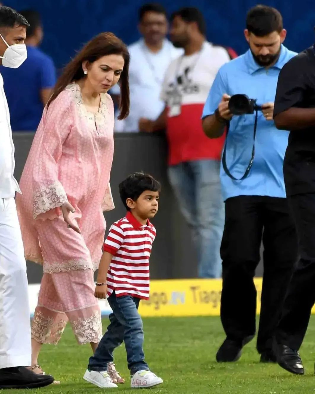 shloka mehta flaunts baby bump at IPL Stadium