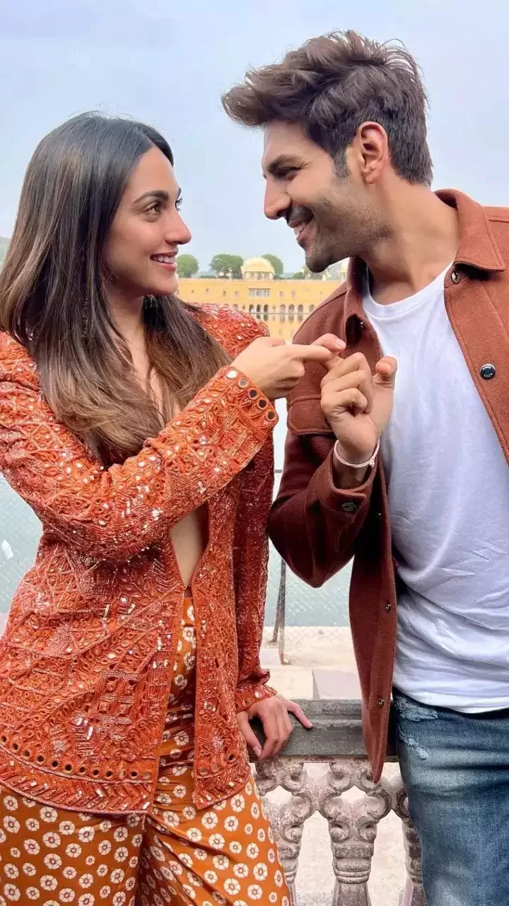 Kiara Advani Likely To Be Pregnant; Netizens Ask 'Khushkhabri Hai Kya?' After Spotting Her Baby Bump