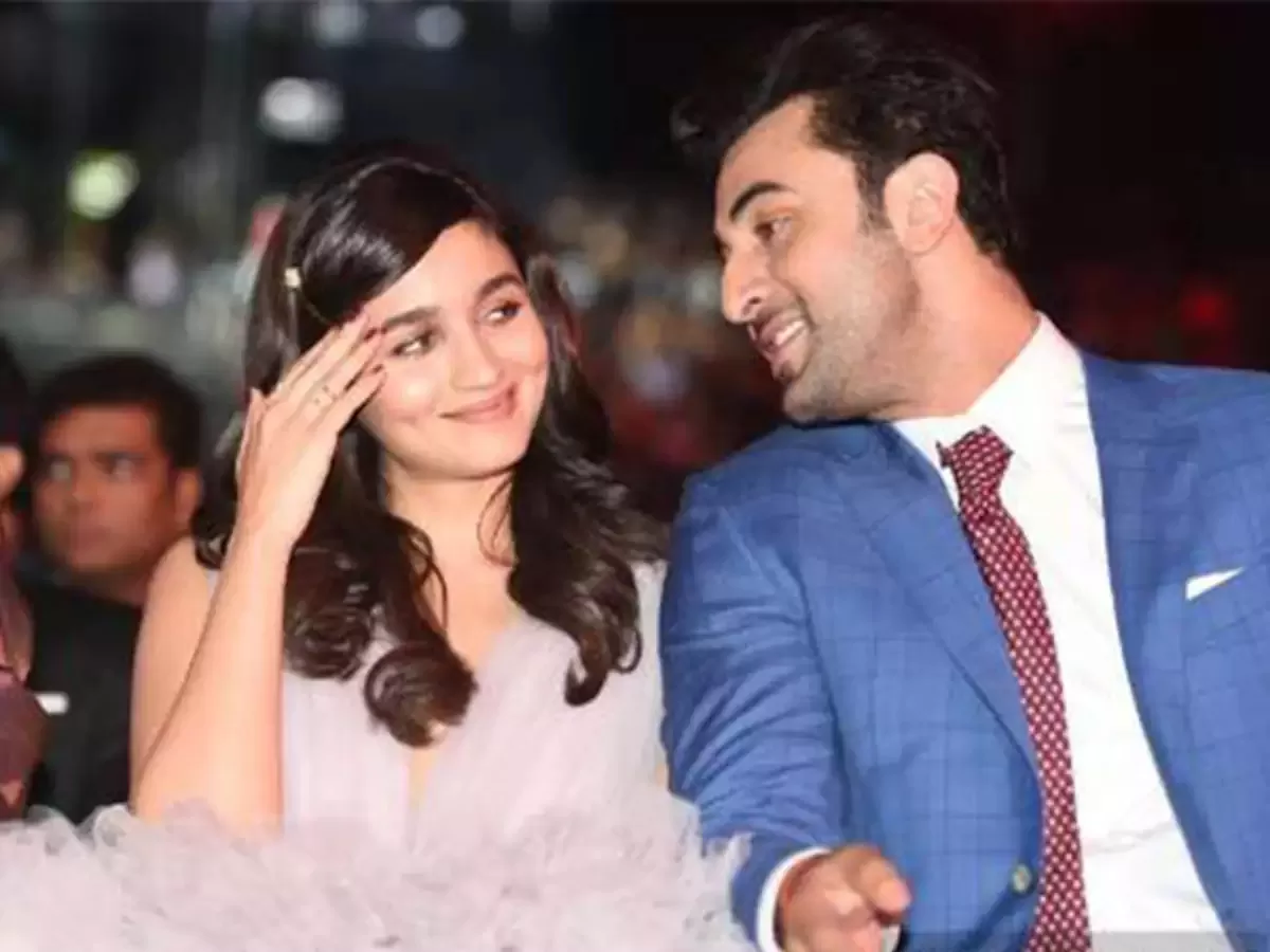 Alia-Ranbir Step-Out For A Dinner Date In Dubai; Netizens Take Dig At Their Age-Gap!