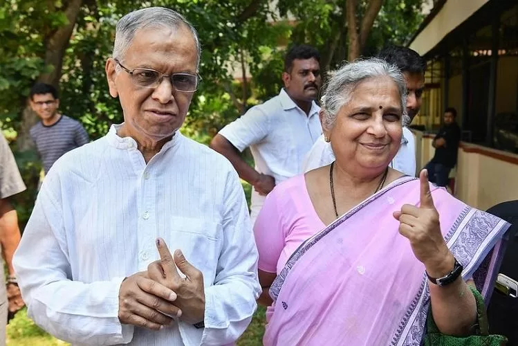 Infosys Founder Narayana Murthy And Wife Sudha Murthy Donate Gold Items Worth Rs. 1.50 Crore To Temple!