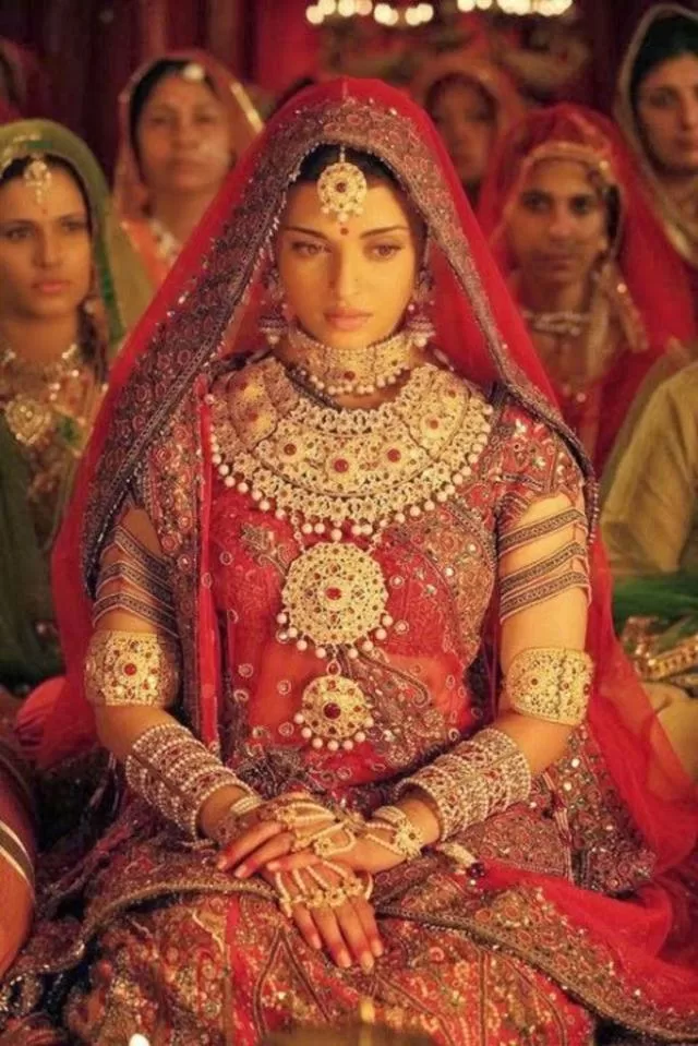 Neeta Lulla On Aishwarya Rai Discussing Her Bridal Outfit During Her Wedding Scene In 'Jodhaa Akbar'