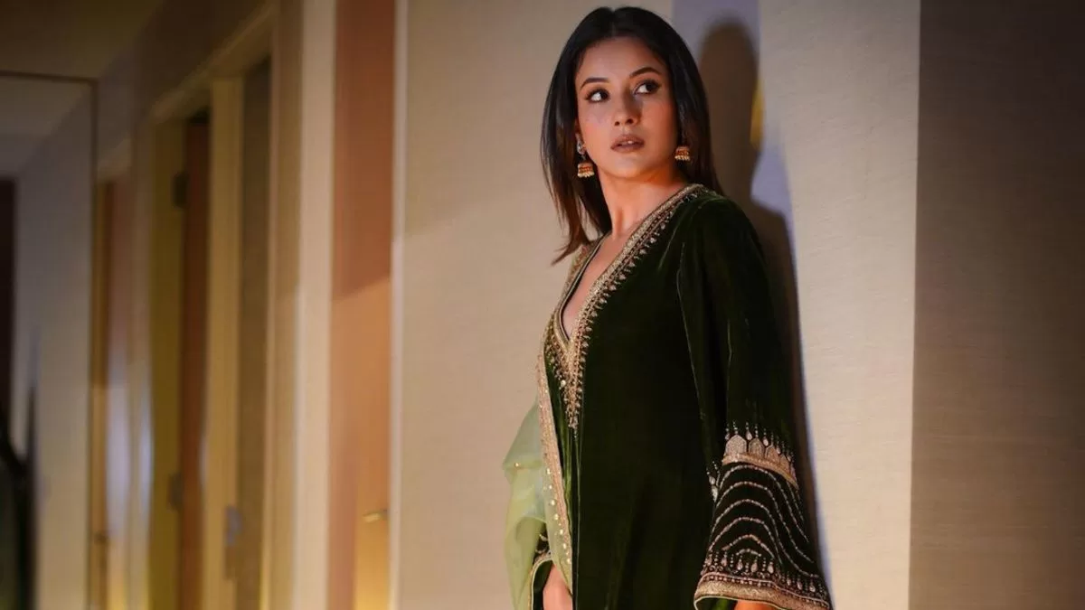 Shehnaaz Gill Stuns in Velvet: A Classic Green Kurta Combo at Sam Bahadur's Premiere!