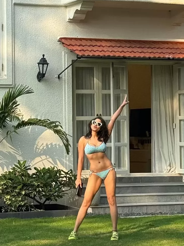 Sizzling Sara Ali Khan in Blue Bikini