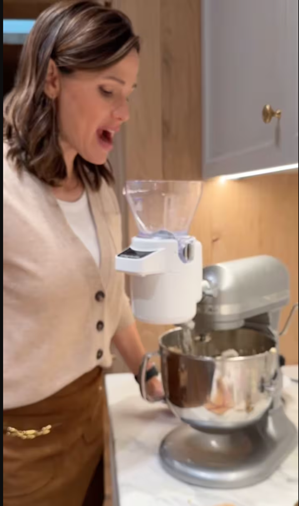 Jennifer Garner making cookies on Thanksgiving