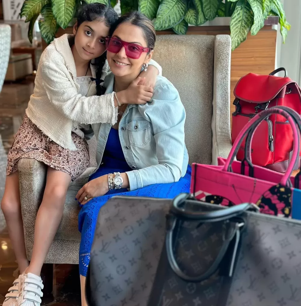 Isha koppikar and her daughter