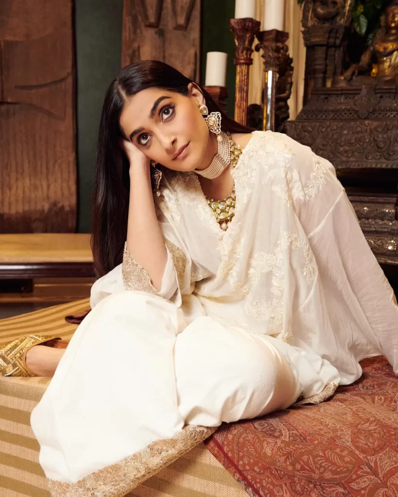  Sonam Kapoor's Enchanting All-White Ensemble Breaks the Internet: Anamika Khanna's Creation and Dazzling Accessories