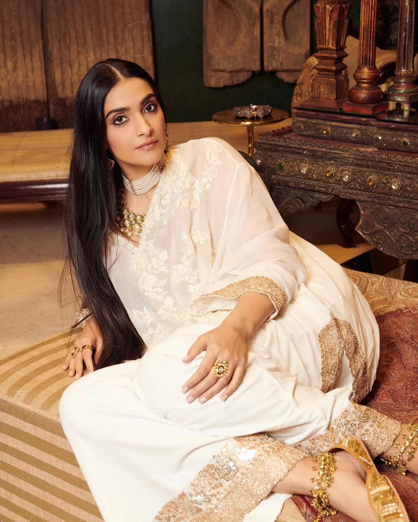  Sonam Kapoor's Enchanting All-White Ensemble Breaks the Internet: Anamika Khanna's Creation and Dazzling Accessories