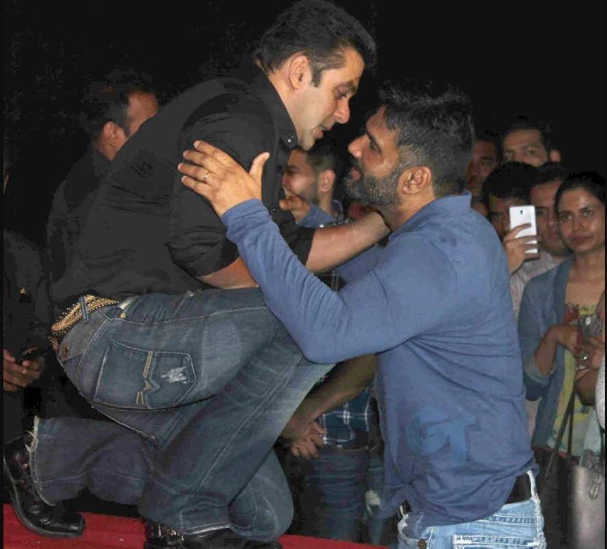 Salman hugging Suniel Shetty at IIFA 2022