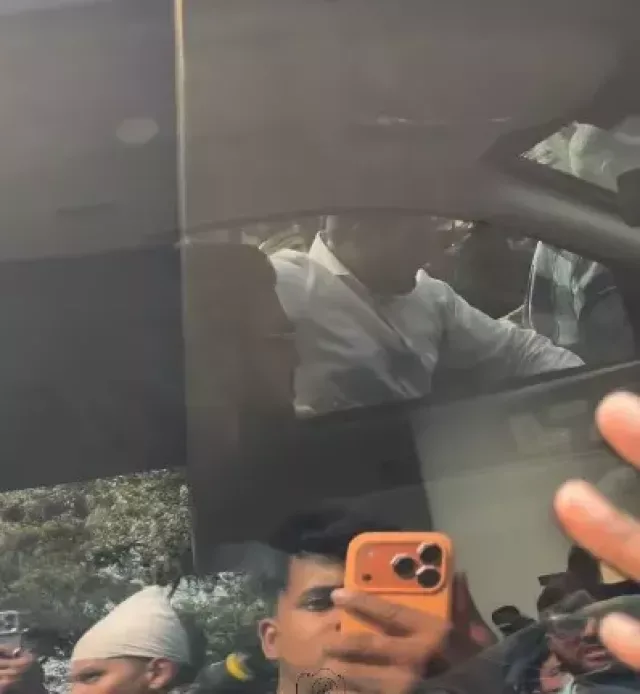 Celebrities arrive at Dharmendra's last rites