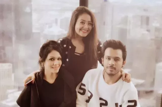 Neha Kakkar with Tony Kakkar an her sister